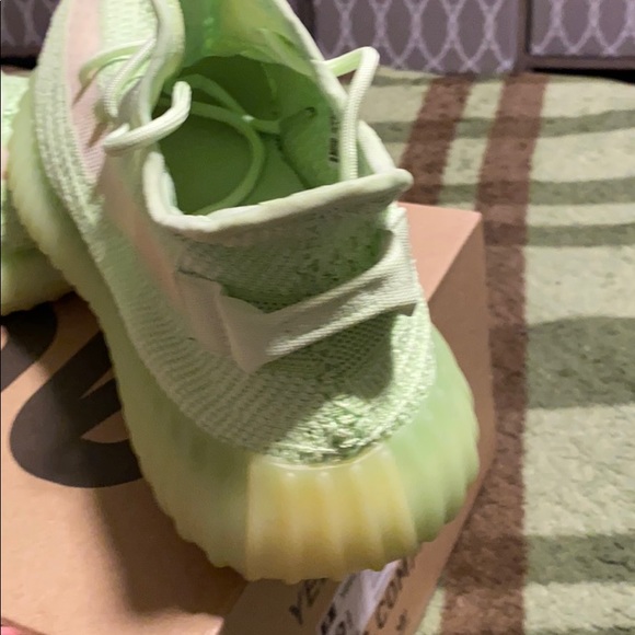 Yeezy 350 - Picture 2 of 5